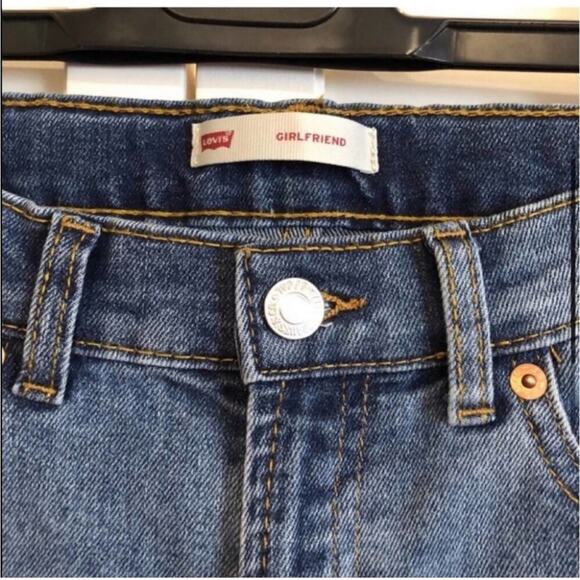 LIKE NEW Levi's Girls' Girlfriend Jeans - Gemini Medium Wash - Picture 4 of 9